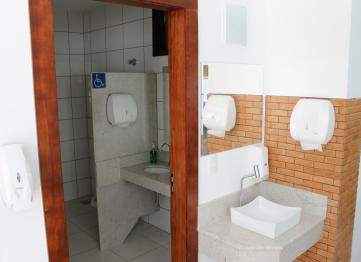 Banheiro da Piscina - Pousada Luar da Serra